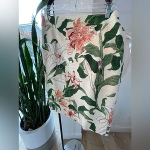 Ann Taylor lined fitted skirt with zipper closure.